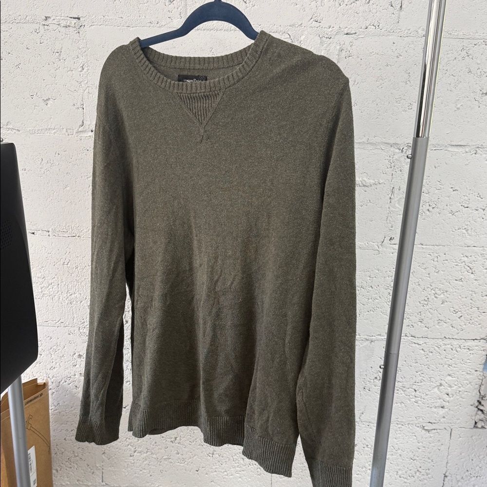 Men's Olive Green Sweater TREASURE BOND Size Medium LIKE NEW Worn Once